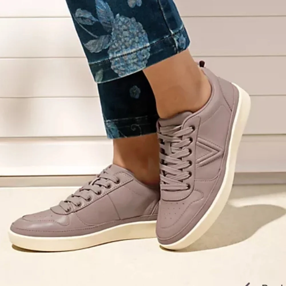 VIONIC Leather Lace Up Court Sneakers in‎ Navy Blazer